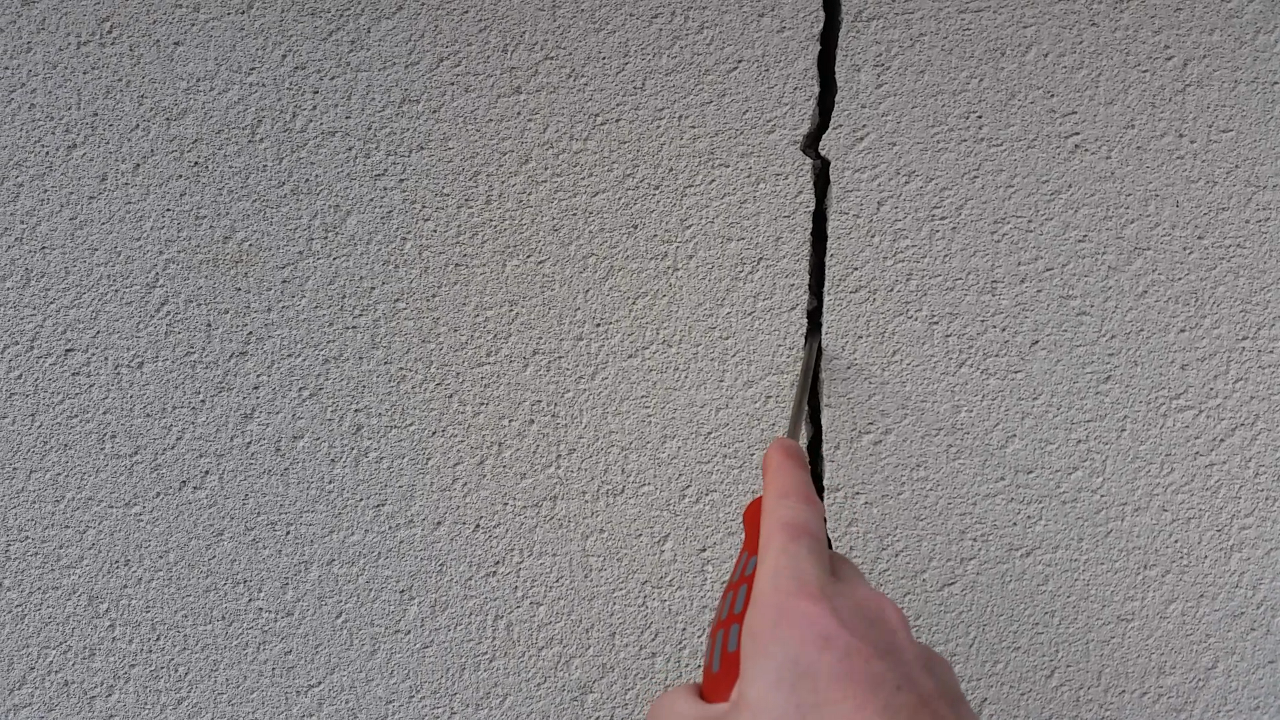 Widening crack in wall due to foundation settlement